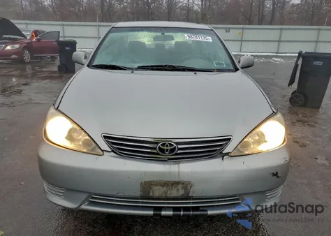 2005 Toyota Camry Le z USA, uszkodzony, nr VIN 4T1BE32K15U592840